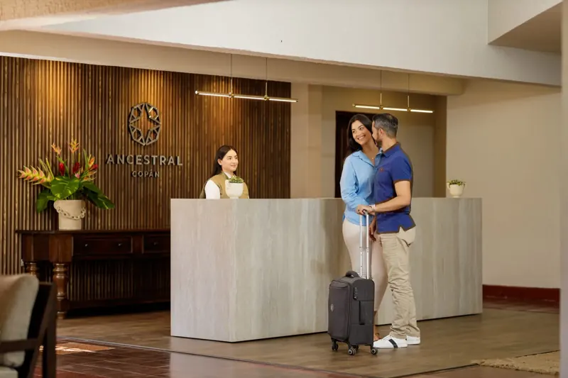 Ancestral Copán: aplicación de identidad en la recepción del hotel