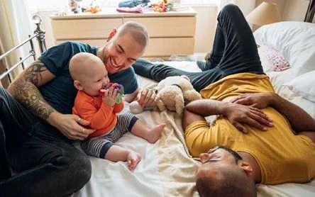 Arredo: una familia comparte tiempo de cuidado en el hogar