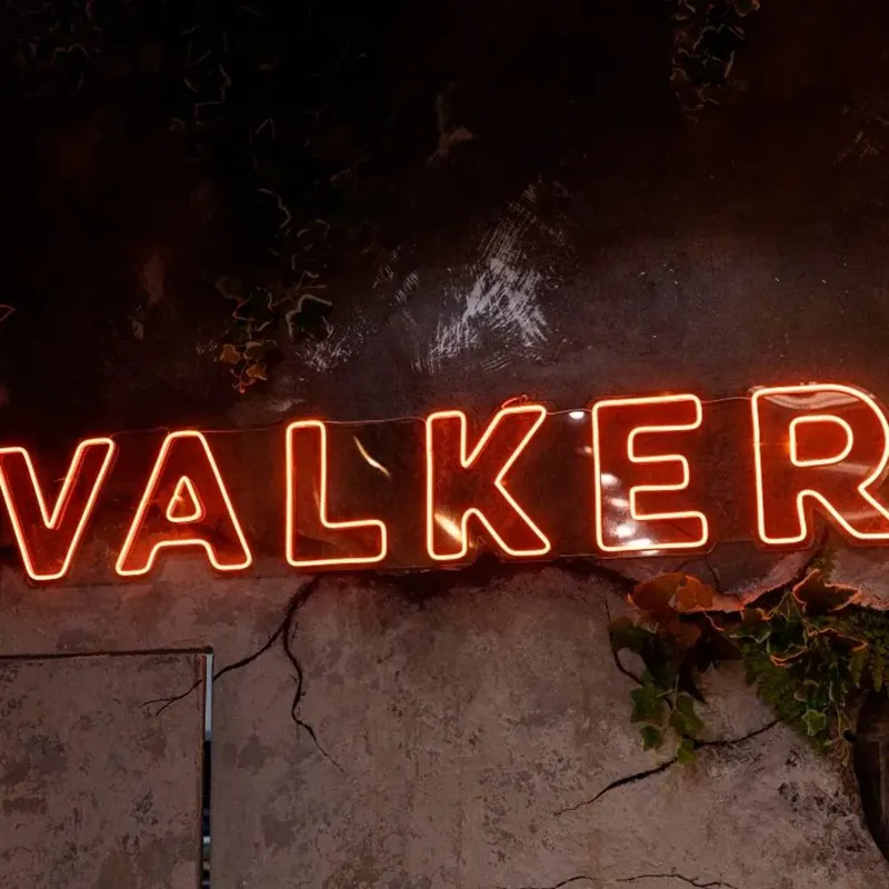 Valker: letrero de neón de la marca en el local